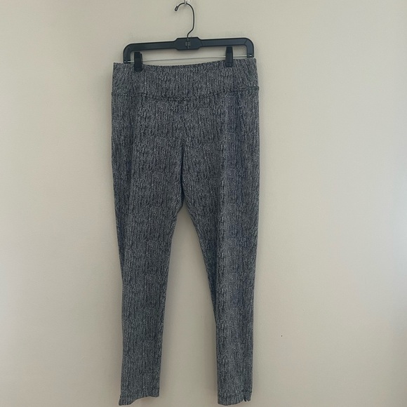 Gray High-Waisted Leggings - Picture 4 of 11